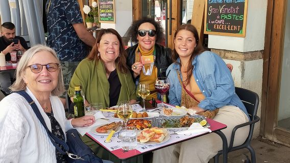 Nächtlicher Tapas-Spaziergang durch Barcelonas Modernismo-Viertel in kleiner Gruppe mit anschließendem Abendessen