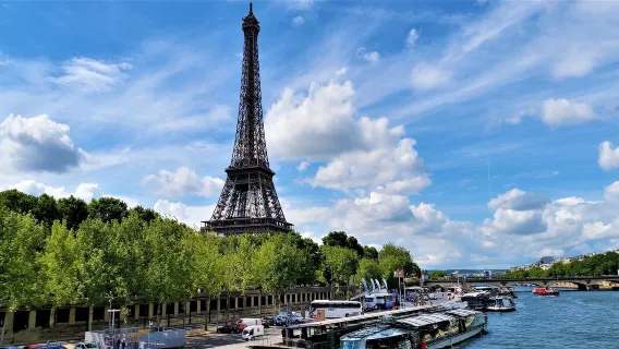 Paris, Prancis: perjalanan satu hari ke Menara Eiffel, kapal pesiar Sungai Seine, dan Museum Louvre | Sorotan Kota