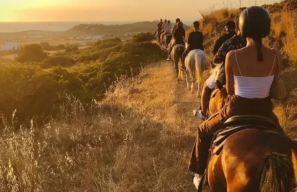黃金時刻馳騁：帕羅斯島的傍晚騎行