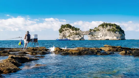 Nanki Shirahama Onsen + Wakayama Stationmaster Kishi Railway + Senjojiki + Sandanbeki Day Tour