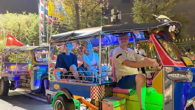 曼谷夜遊：美食、寺廟與嘟嘟車之旅