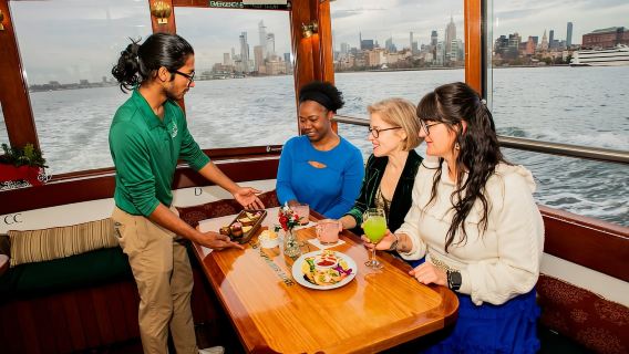 Manhattan: Statue- und Skyline-Kreuzfahrt an Bord einer Luxusyacht