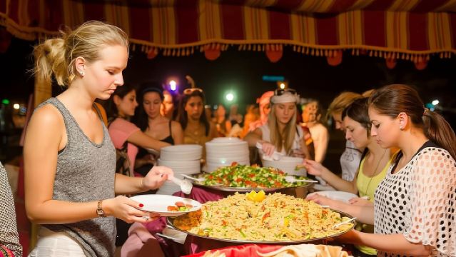 阿拉伯沙漠探險，60 分鐘越野車體驗、騎駱駝、現場表演、BBQ 燒烤