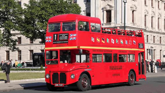 Гонконгский музей дворцовой культуры, пик Виктория, ночная прогулка по гавани Виктория + закатный аттракцион для 20 человек: однодневный тур на английском и русском языках