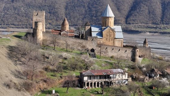 Fortaleza de Ananuri + Monumento a la Amistad Ruso-Georgiana + Monte Kazbek + Iglesia de la Trinidad de Guergueti