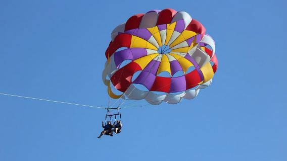 Pengalaman Parasailing di St Thomas