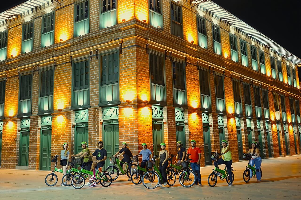 Tour notturno in bicicletta a Medellin, snack tipici, birra e punti panoramici spettacolari