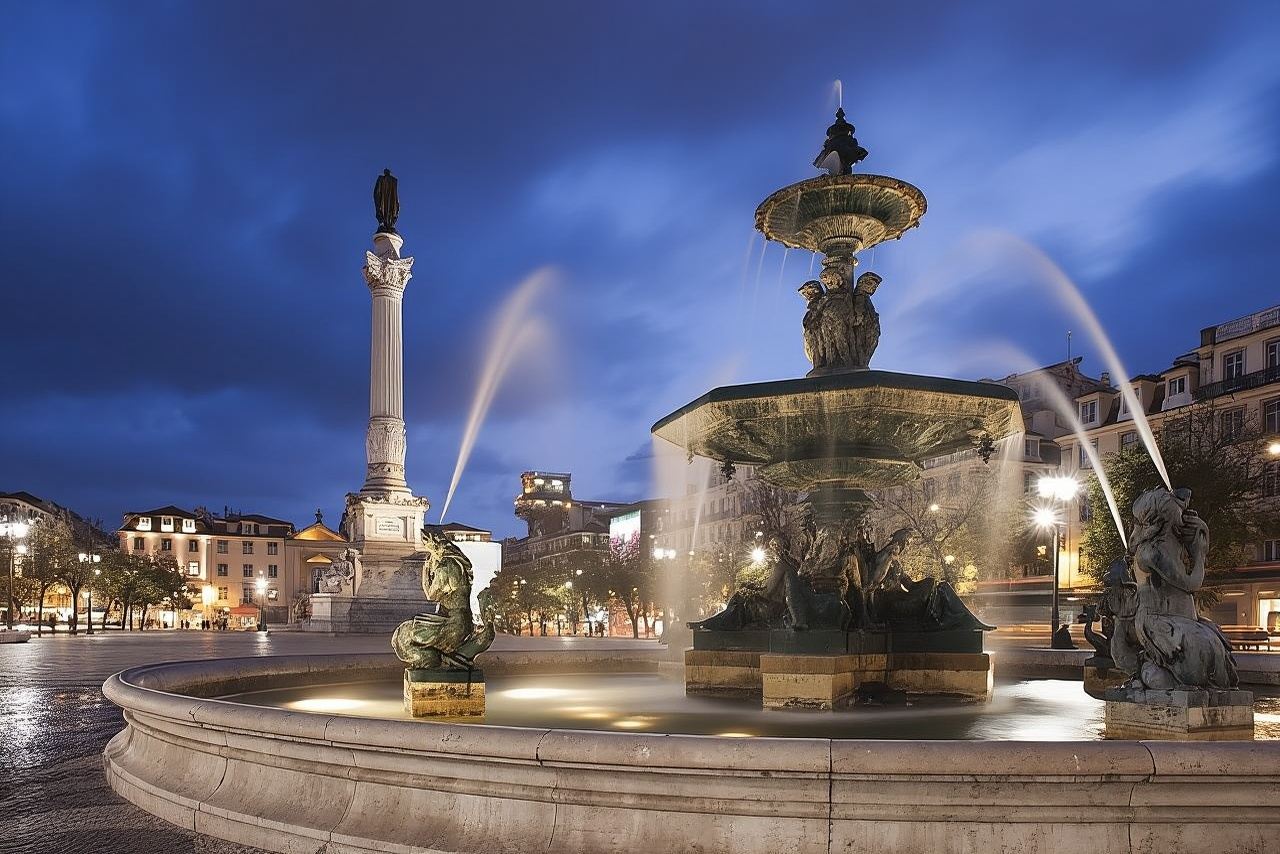 Lisbon: Authentic Fado Show, Dinner and Night Tour