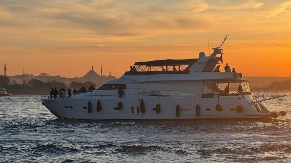 Crucero panorámico al atardecer por el Bósforo: 2,5 horas de lujo y vistas espectaculares