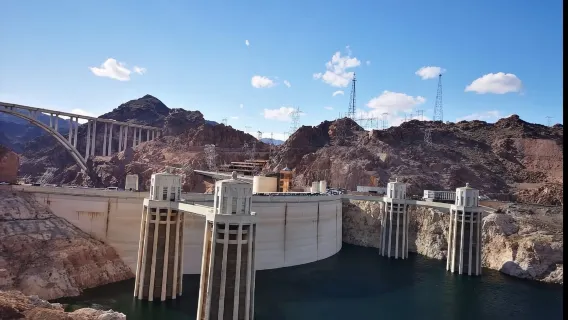 Tour bán ngày Đập Hoover + Bãi đá Seven Magic Mountains + Bảo tàng Đập Hoover [Nhóm nhỏ 13 người]