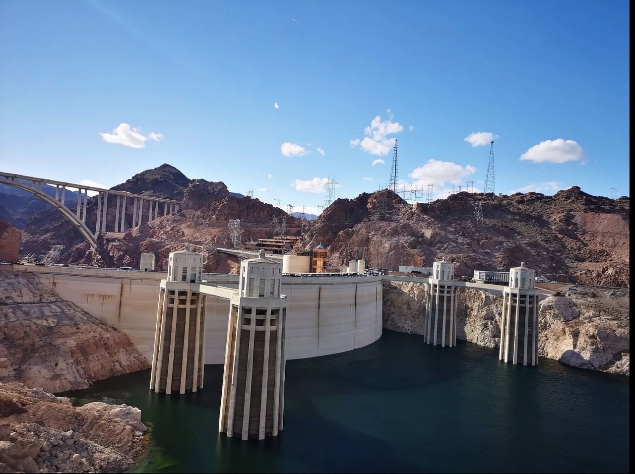 Hoover Dam + Seven Magic Mountains + Hoover Dam Museum half-day tour [13-person premium small group]