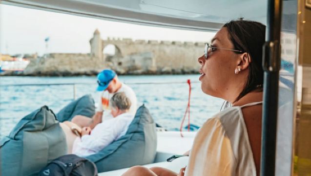 Rhodos: Katamaranfahrt bei Sonnenuntergang mit Dinner-Buffet und Getränken