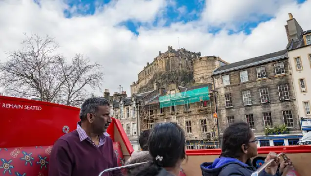 Edinburgh: Hop-On Hop-Off Bus Pass with 3 City Tours