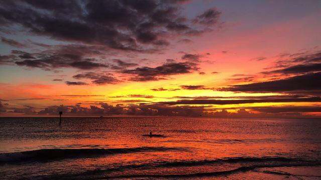 Chuyến Du Thuyền Ngắm Hoàng Hôn với Tropics Boat Tours