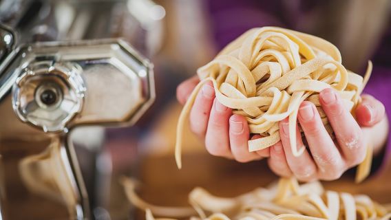 Florence: Pasta Cooking Class with Unlimited Wine