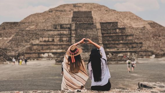 Guided Tour in Teotihuacan with Cave Breakfast and Transportation