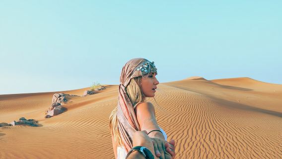 Dubai Avondwoestijnsafari met RedDune, sandboarden, liveshow