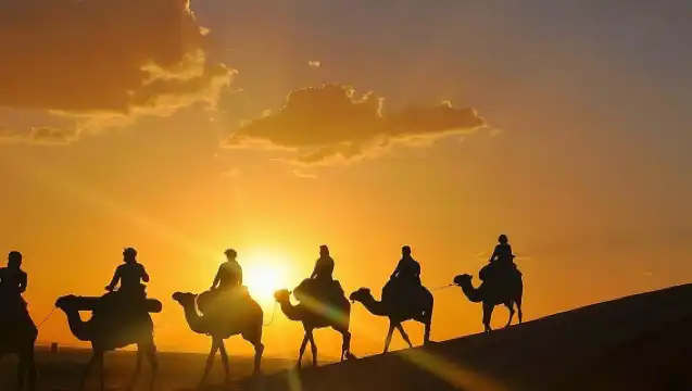 การแสดงดินเนอร์ทะเลทรายมาร์ราเกชพร้อมรถเอทีวีตอนพระอาทิตย์ตก