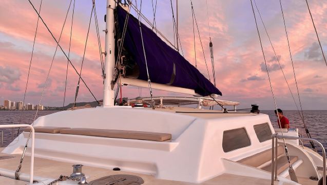 ชายฝั่งไวกิกิของโออาฮู: เรือค็อกเทลยามพระอาทิตย์ตกของโมอานา