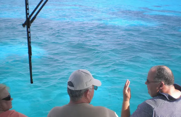 基拉戈珊瑚礁玻璃底船探險