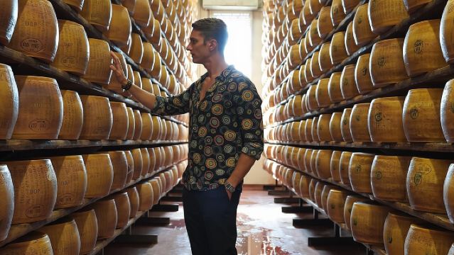 Desde Parma: Visita a una finca de Parmigiano Reggiano con degustación y traslado incluido.