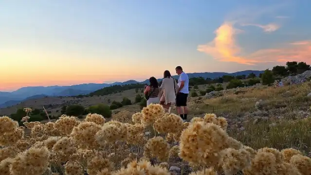 Dubrovnik Sunset Tour with Scenic Views and Local Wine