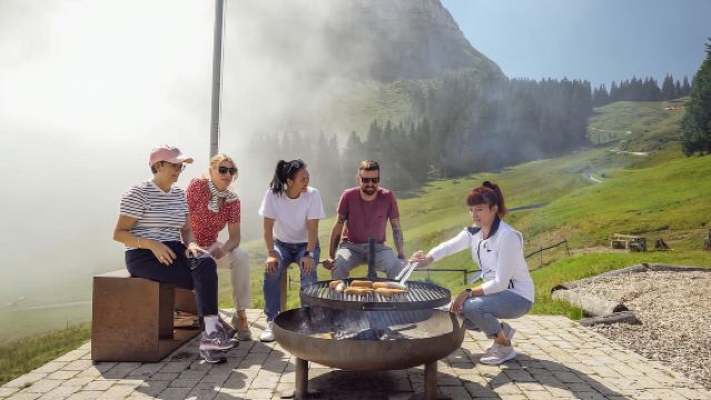 Lucerne: Guided hike on the Pilatus with barbecue experience