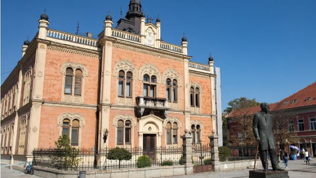 Tour di un giorno a Novi Sad e alla Fortezza di Petrovaradin in Serbia, con le attrazioni del nord e il villaggio del vino