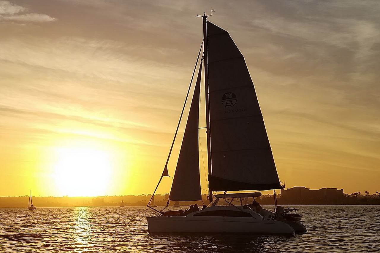 Pelayaran Catamaran Kumpulan Kecil 2.5 Jam dengan Minuman