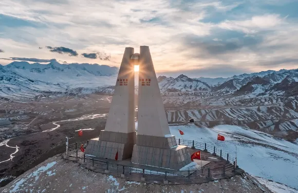 新疆喀什+西極時光景區+天山昆崙山交匯一日遊，6人拼小團