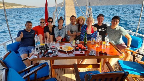 Excursión privada en barco al atardecer de 3 horas con cena incluida en Bodrum