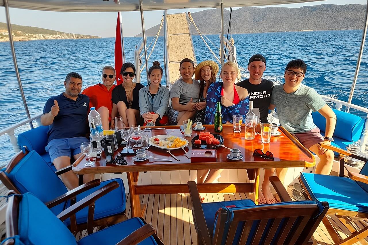 Tour privato in barca al tramonto di 3 ore con cena a Bodrum