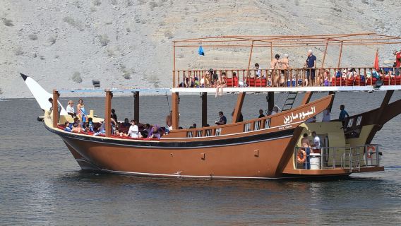 Perjalanan snorkeling sepanjang hari ke Khasab Fjord di Musandam, Oman, untuk melihat ikan lumba-lumba dan menikmati buaian yang popular.