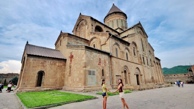 Excursión de un día en servicio de coche privado con conductor a la Catedral de Svetitsjoveli, el Monasterio de Jvari y un monasterio femenino milenario en Georgia