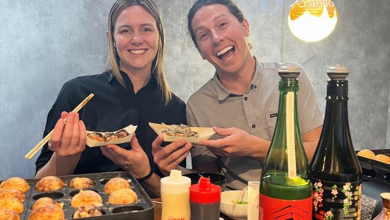 Pengalaman Mencicipi Sake Osaka & Memasak Takoyaki