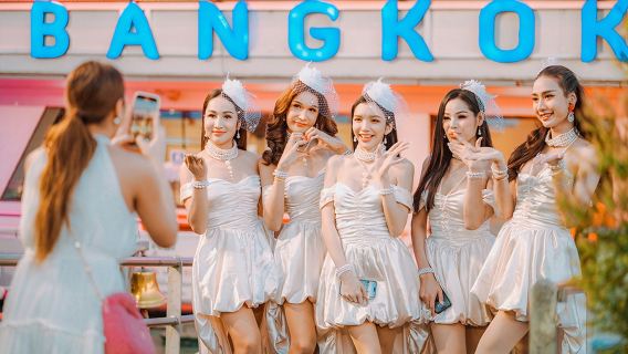 Crucero nocturno por el Río Chao Phraya en Bangkok - Gran crucero Chao Phraya Carnival con espectáculo de modelos masculinos, show de ladyboys y cena buffet internacional