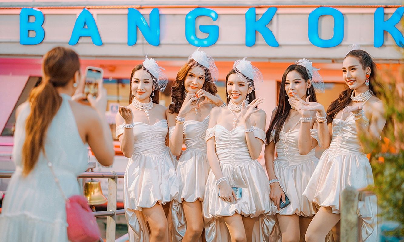 Bangkok Night Cruise on Chao Phraya River - Chao Phraya Carnival Cruise with Male Model Show + Ladyboy Performance + International Buffet Diner