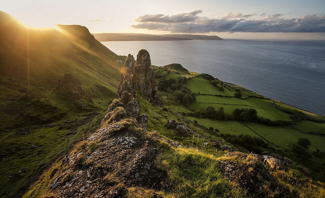 ジャイアンツ・コーズウェー+ザ・ダーク・ヘッジズ+ベルファスト ワンデーツアー【ダブリン往復/英語ガイド】
