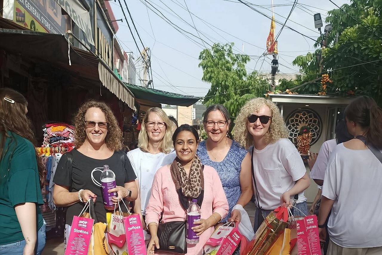 Private Customized Delhi Shopping Tour with Female Consultant