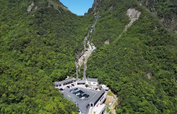 莽山旅遊區(西門)門票 + 景區接駁車 + 雙程雲梯成人