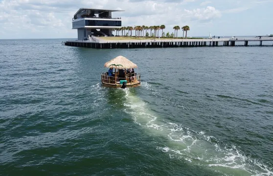 Tiki Boat - 聖彼德斯堡碼頭 - 唯一正宗浮動Tiki酒吧