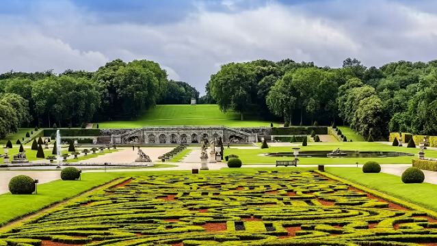 Paris round-trip private charter 1-day tour to Fontainebleau Palace and Barbizon Chateau de Vaux-Le-Vicomte with Chinese guide
