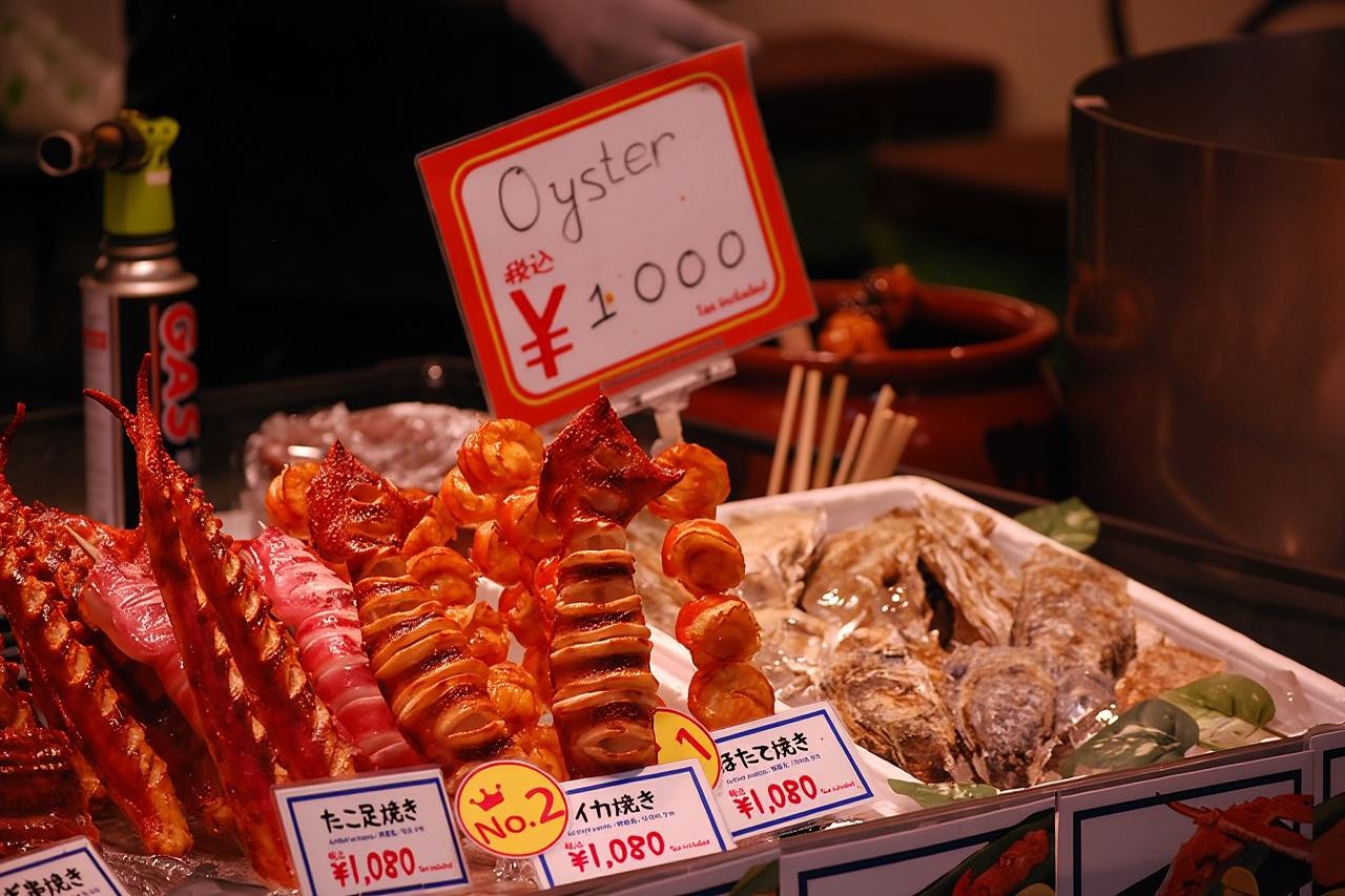 Tour di street food di 2 ore al mercato Kuromon di Osaka