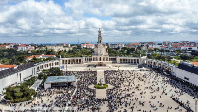 From Lisbon: Fátima, Nazaré, Batalha, and Óbidos Guided Tour