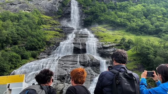 Tour en barco por el fiordo de Geiranger con degustación de cascadas