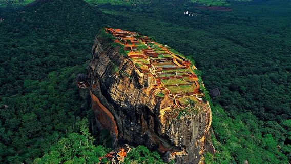 Excursión de un día a Sigiriya (Roca del León) y al Templo de la Cueva de Dambulla desde Colombo