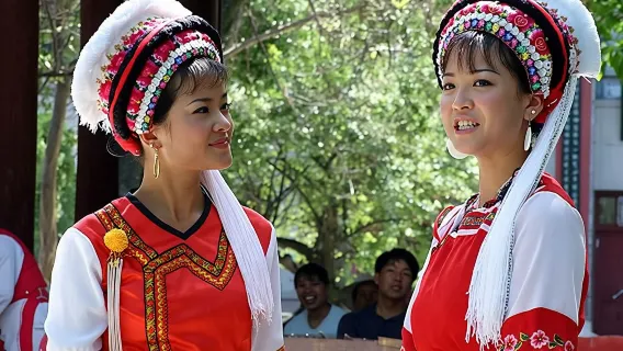 Private tour to Xizhou old town local market Erhai lake three Pagodas from Dali