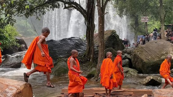 Kullen Waterfall Park with Small Group included entrance fee