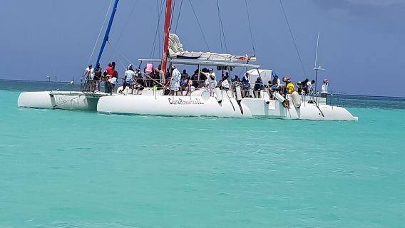 Bateau de fête à Punta Cana avec bar ouvert, plongée en apnée et piscine naturelle