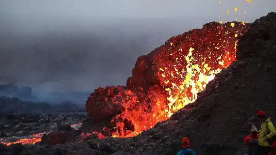 ทัวร์ 1 วันเดินป่าภูเขาไฟ Fagradalsfjall และแช่น้ำพุร้อนบลู ลากูนในไอซ์แลนด์ (พร้อมไกด์นำเที่ยวมืออาชีพ/รวมบริการรับส่ง)